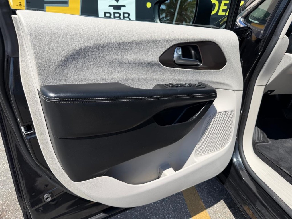 Chrysler Voyager Vehicle Full-screen Gallery Image 15
