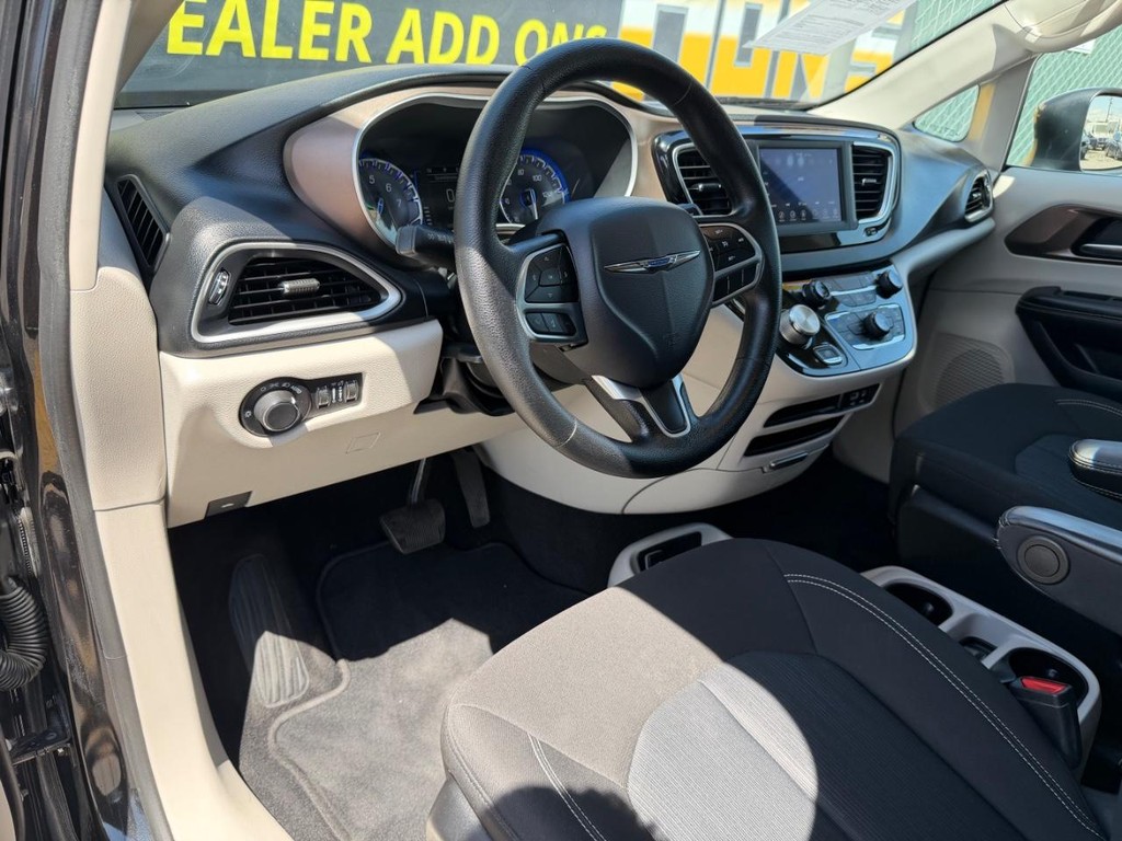 Chrysler Voyager Vehicle Full-screen Gallery Image 16