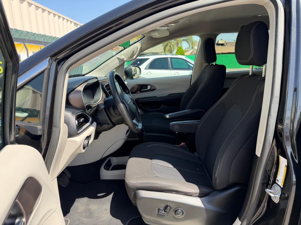 Chrysler Voyager Vehicle Full-screen Gallery Image 17