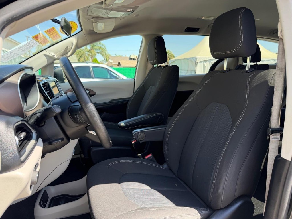 Chrysler Voyager Vehicle Full-screen Gallery Image 18