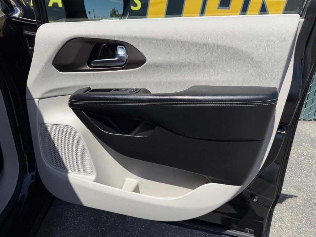 Chrysler Voyager Vehicle Full-screen Gallery Image 19