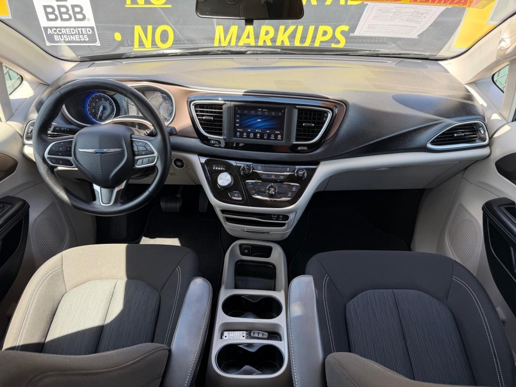 Chrysler Voyager Vehicle Full-screen Gallery Image 23