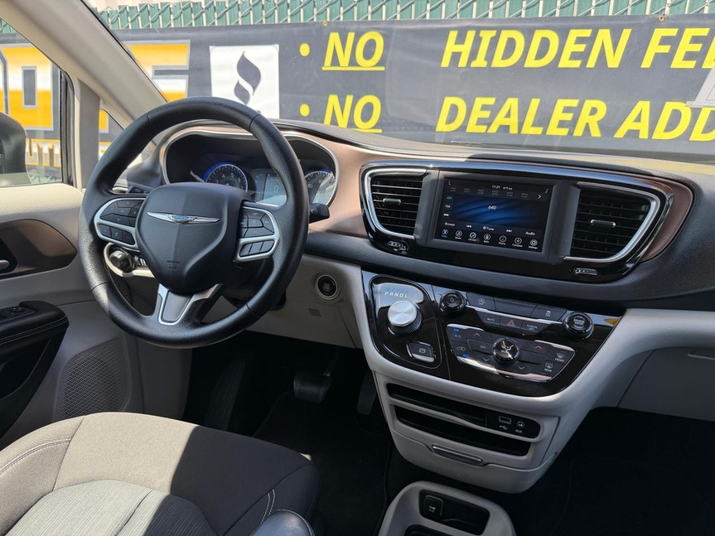 Chrysler Voyager Vehicle Full-screen Gallery Image 24
