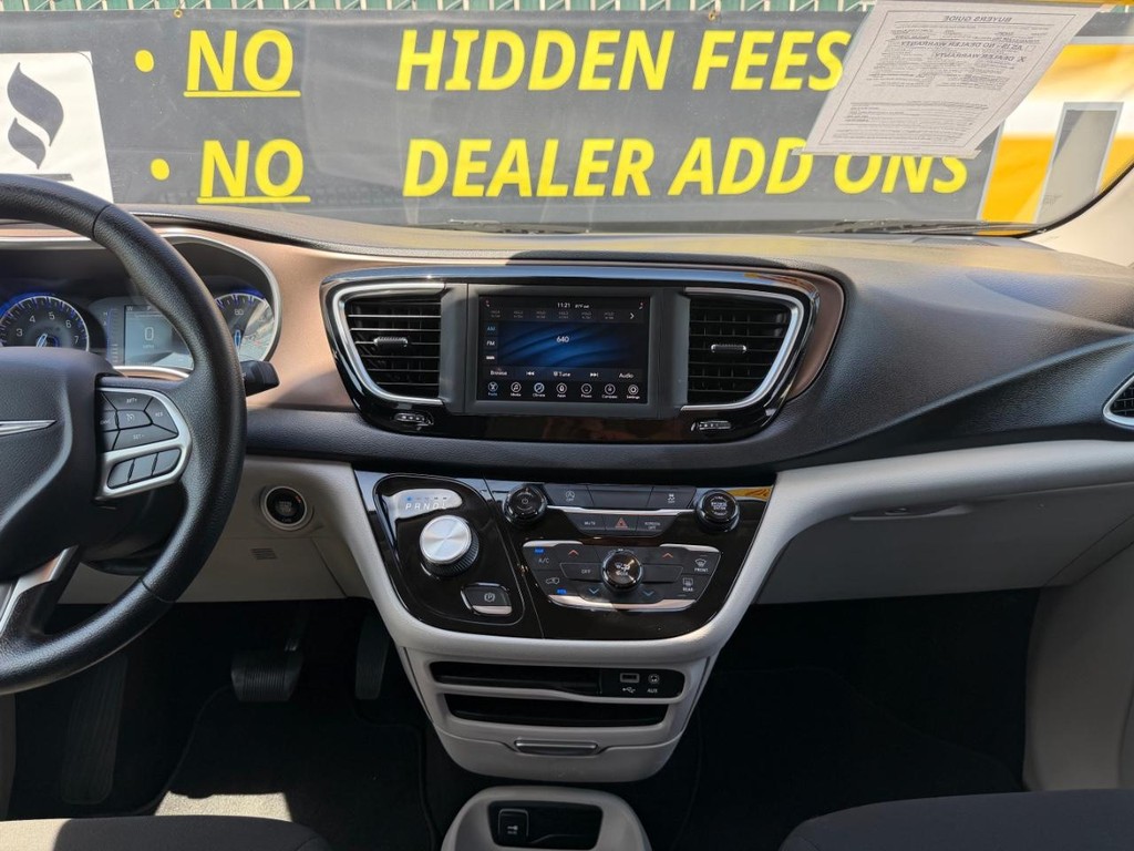 Chrysler Voyager Vehicle Full-screen Gallery Image 25