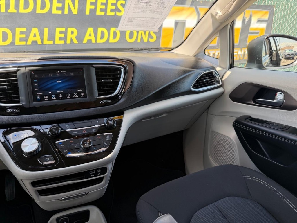 Chrysler Voyager Vehicle Full-screen Gallery Image 26