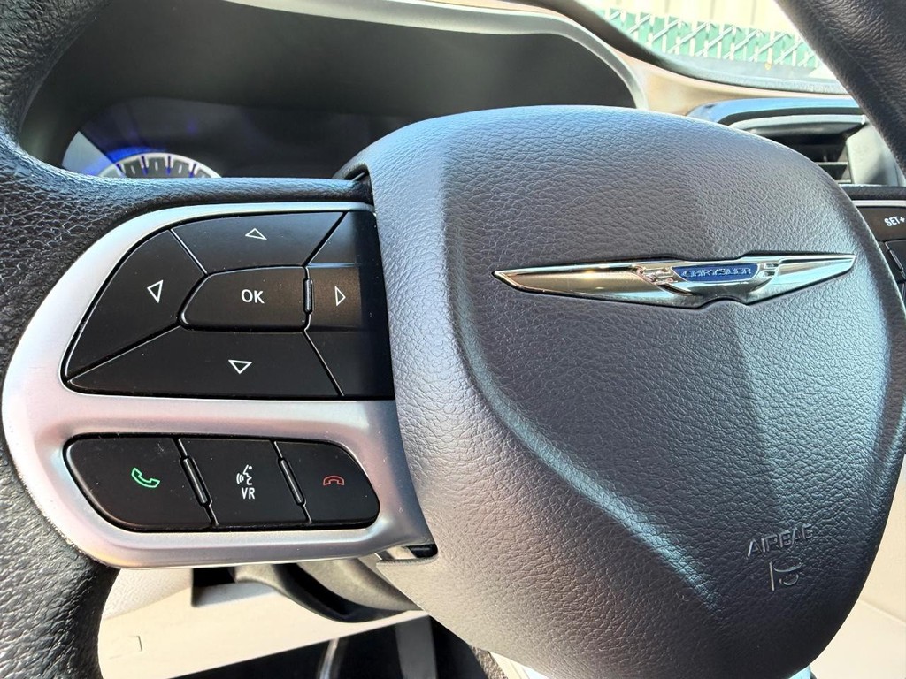 Chrysler Voyager Vehicle Full-screen Gallery Image 28