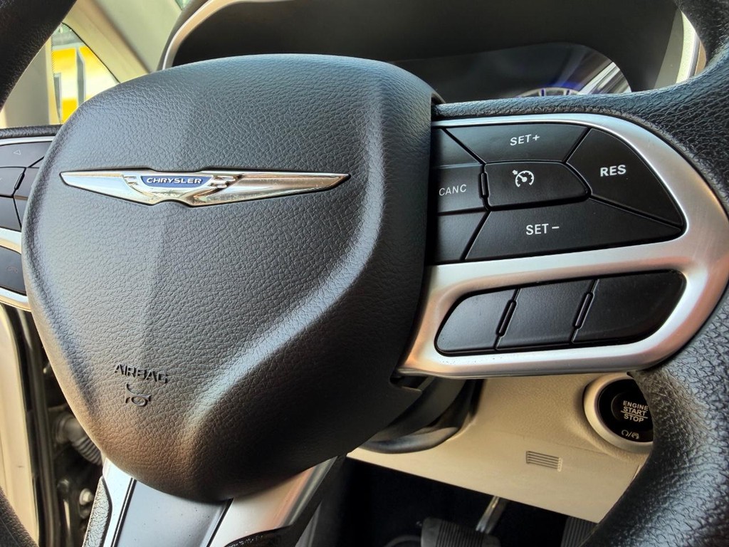 Chrysler Voyager Vehicle Full-screen Gallery Image 29