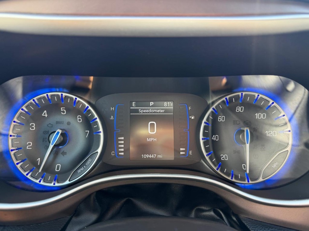 Chrysler Voyager Vehicle Full-screen Gallery Image 30
