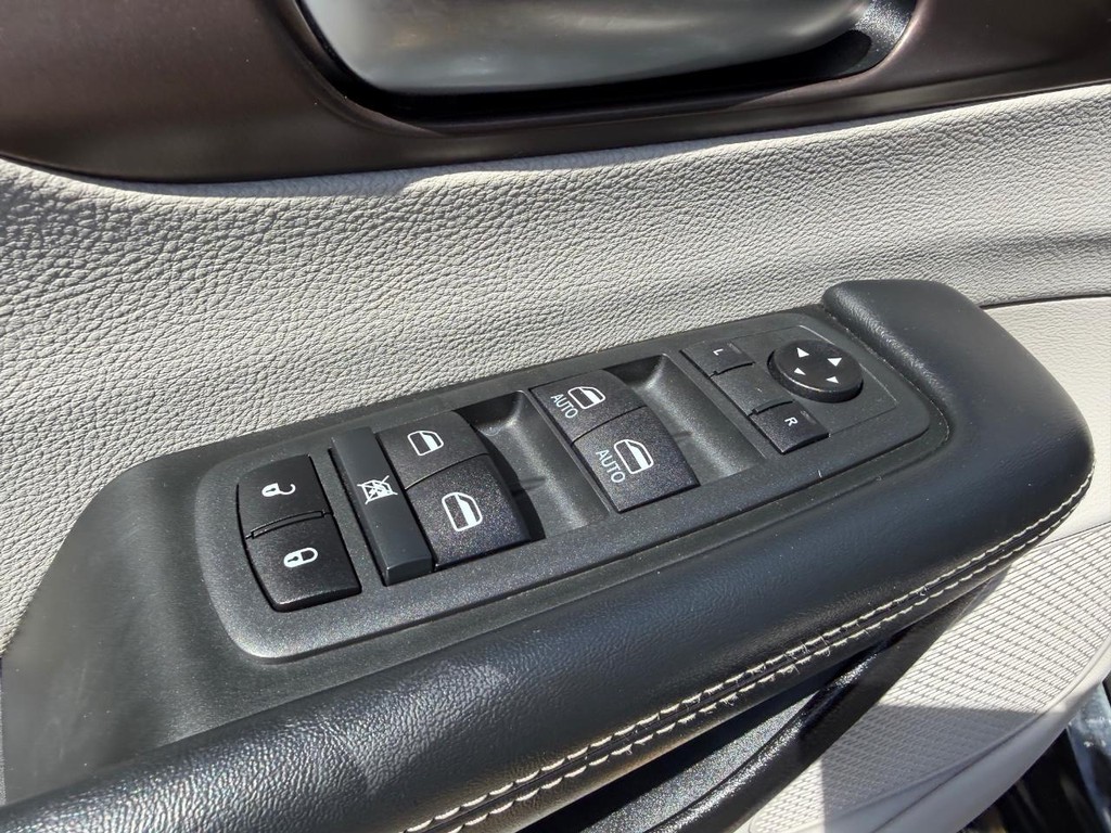 Chrysler Voyager Vehicle Full-screen Gallery Image 31