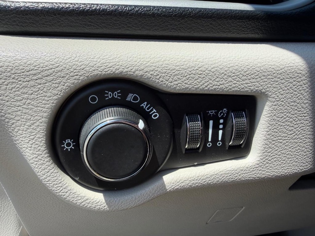 Chrysler Voyager Vehicle Full-screen Gallery Image 32