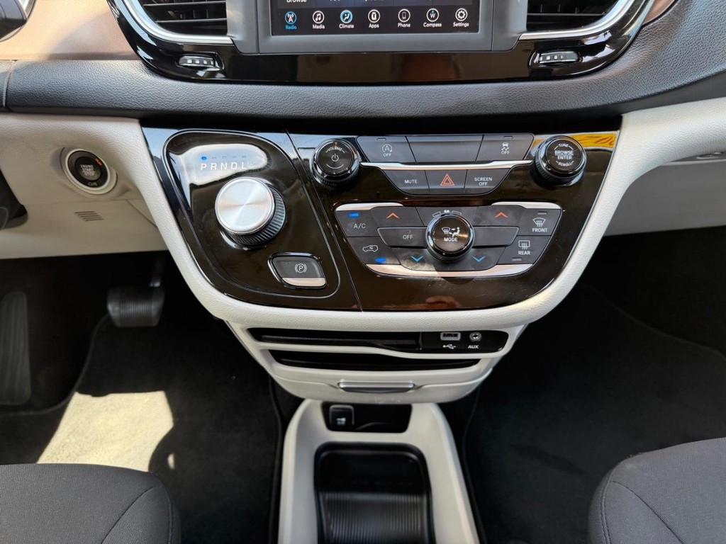 Chrysler Voyager Vehicle Full-screen Gallery Image 34