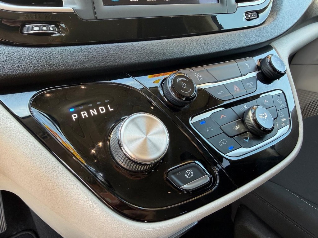 Chrysler Voyager Vehicle Full-screen Gallery Image 35