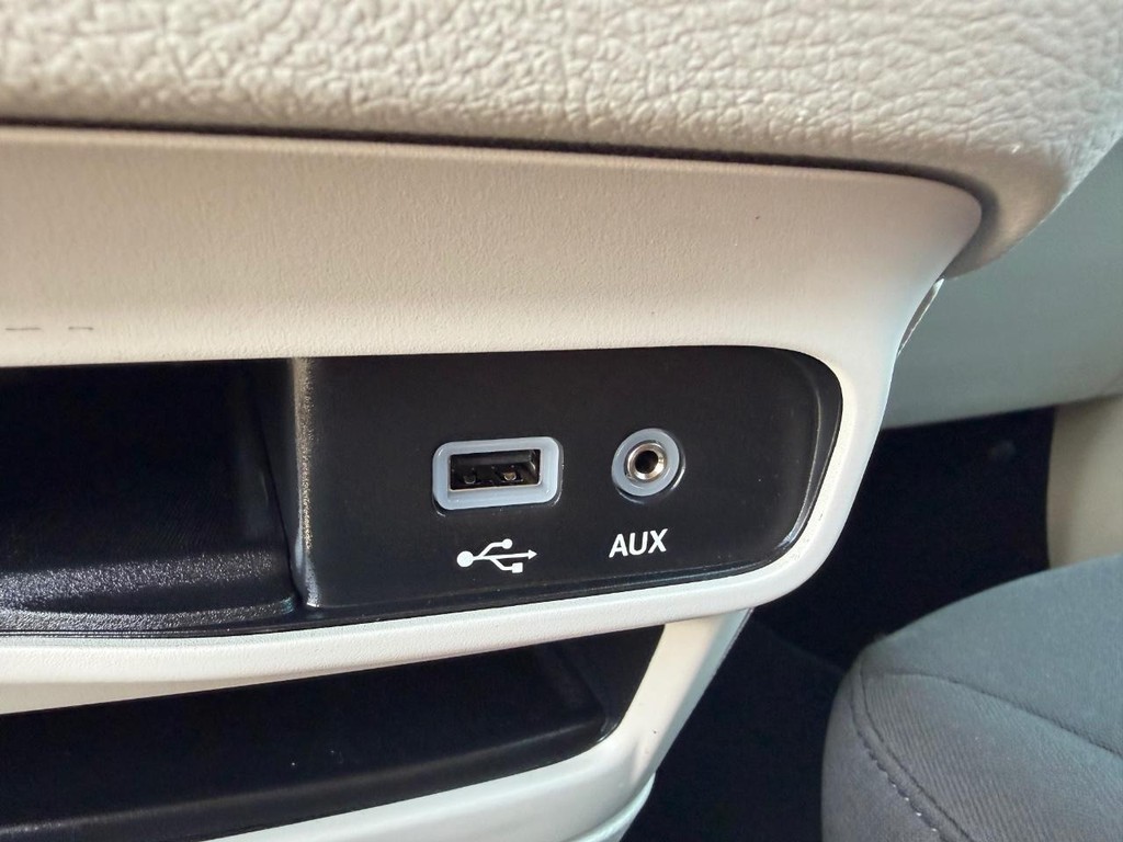 Chrysler Voyager Vehicle Full-screen Gallery Image 36