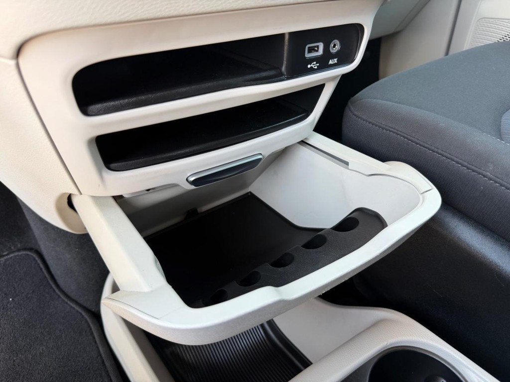 Chrysler Voyager Vehicle Full-screen Gallery Image 37