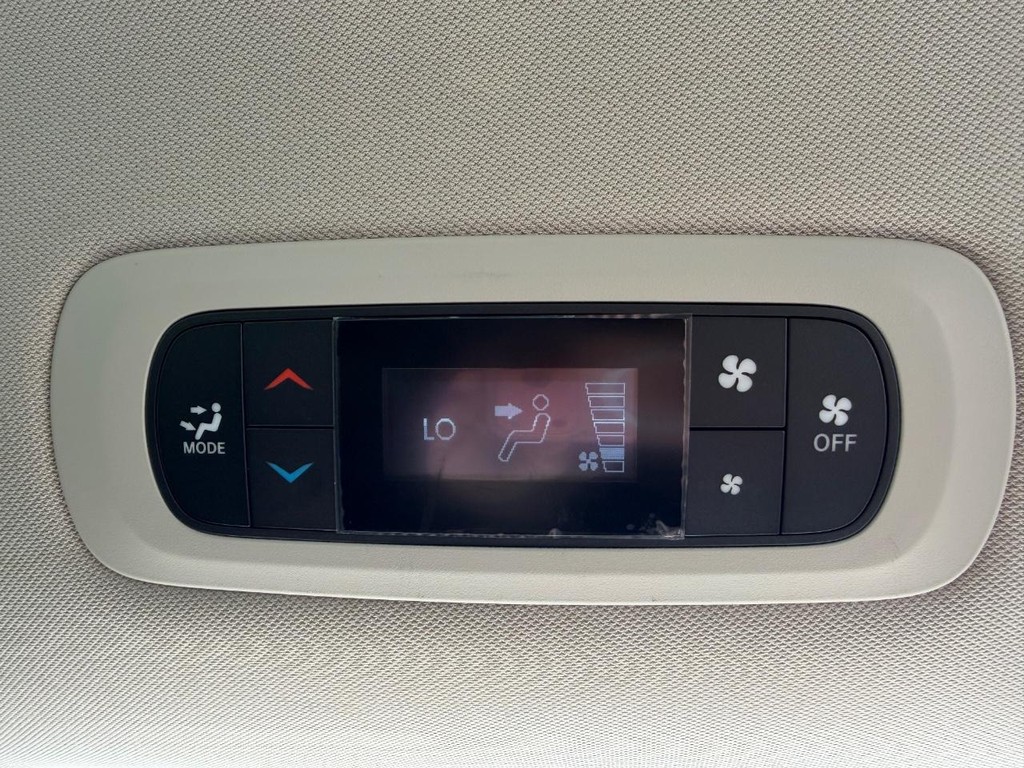 Chrysler Voyager Vehicle Full-screen Gallery Image 39