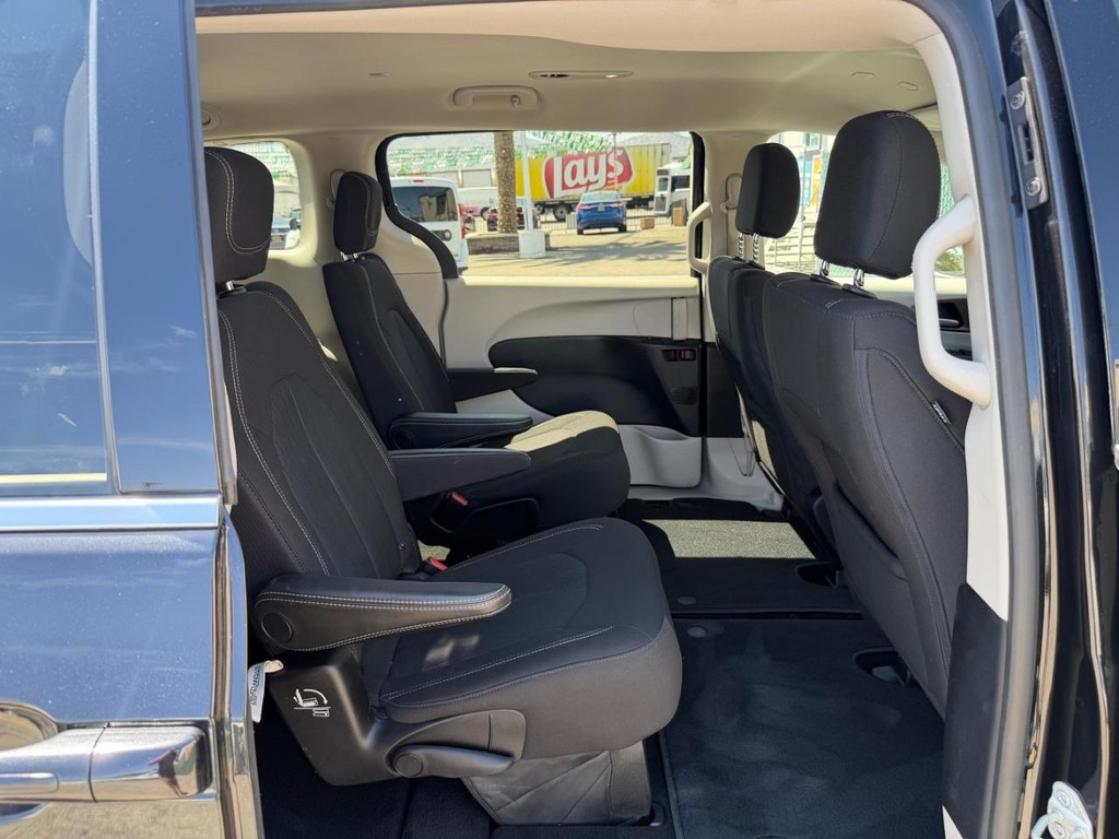Chrysler Voyager Vehicle Full-screen Gallery Image 40