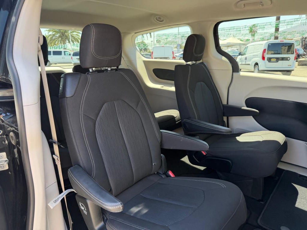 Chrysler Voyager Vehicle Full-screen Gallery Image 41