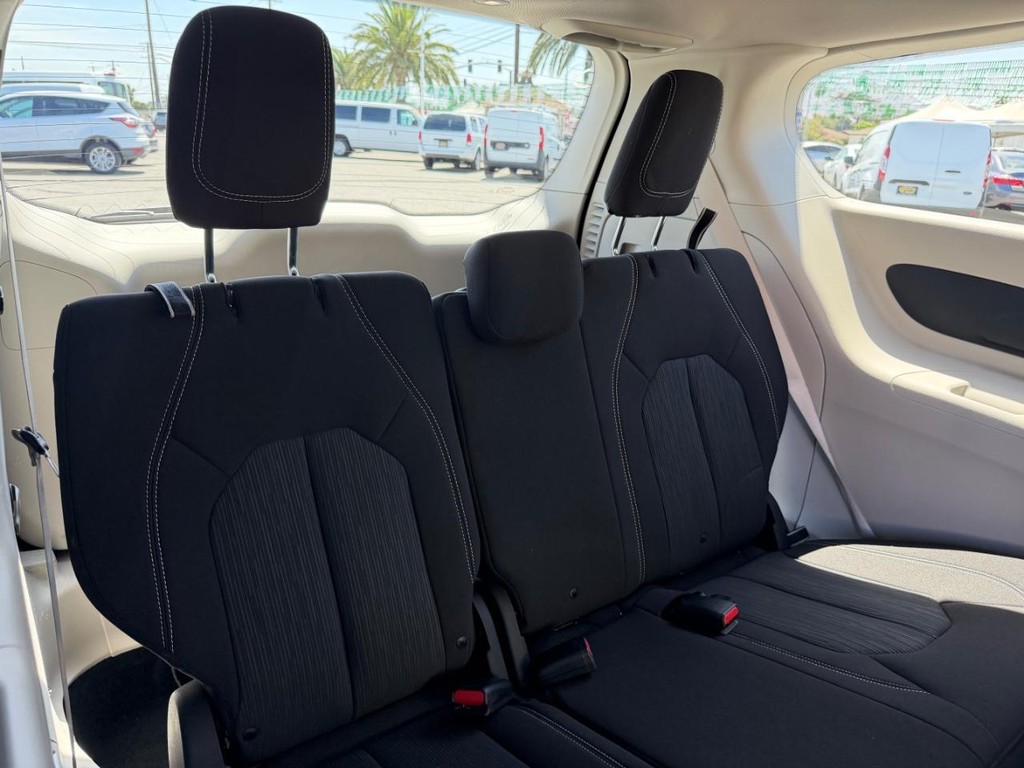 Chrysler Voyager Vehicle Full-screen Gallery Image 42