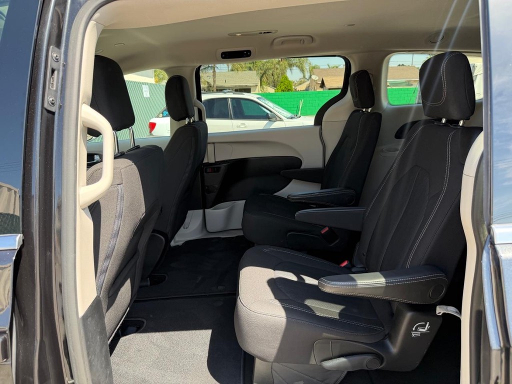 Chrysler Voyager Vehicle Full-screen Gallery Image 43