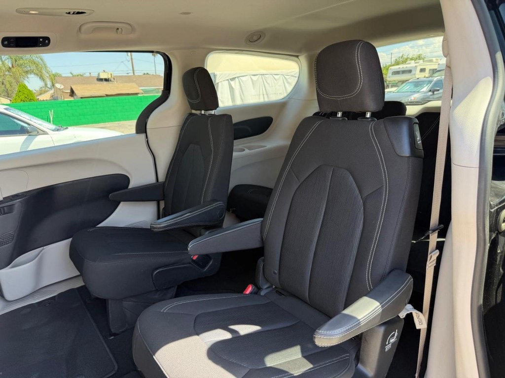 Chrysler Voyager Vehicle Full-screen Gallery Image 44