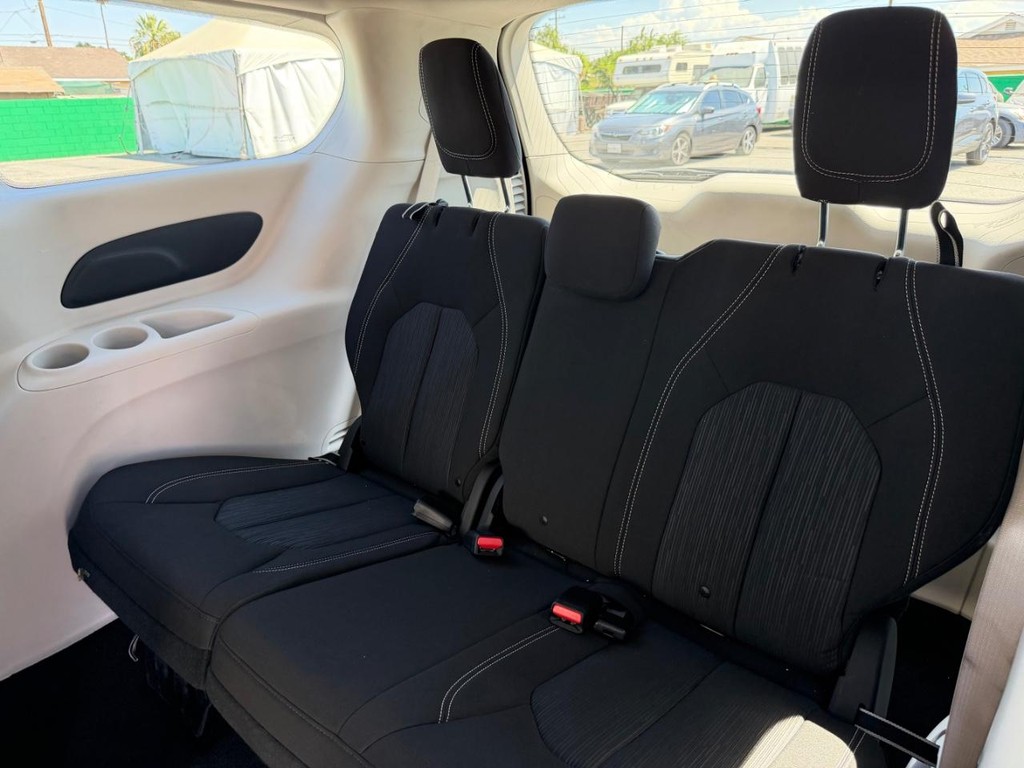 Chrysler Voyager Vehicle Full-screen Gallery Image 45