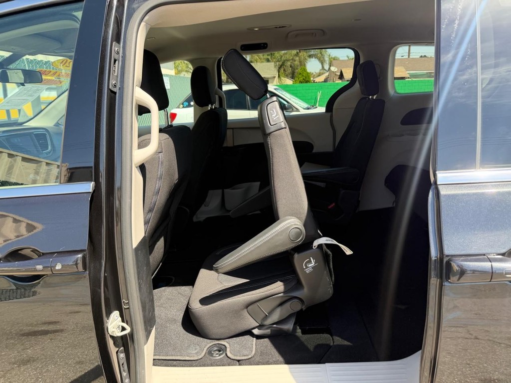 Chrysler Voyager Vehicle Full-screen Gallery Image 46