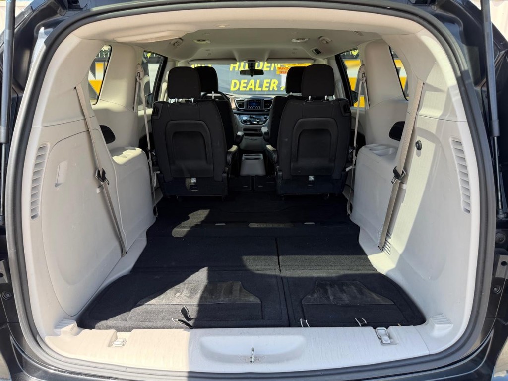 Chrysler Voyager Vehicle Full-screen Gallery Image 47
