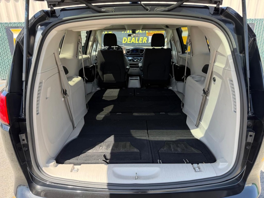 Chrysler Voyager Vehicle Full-screen Gallery Image 48