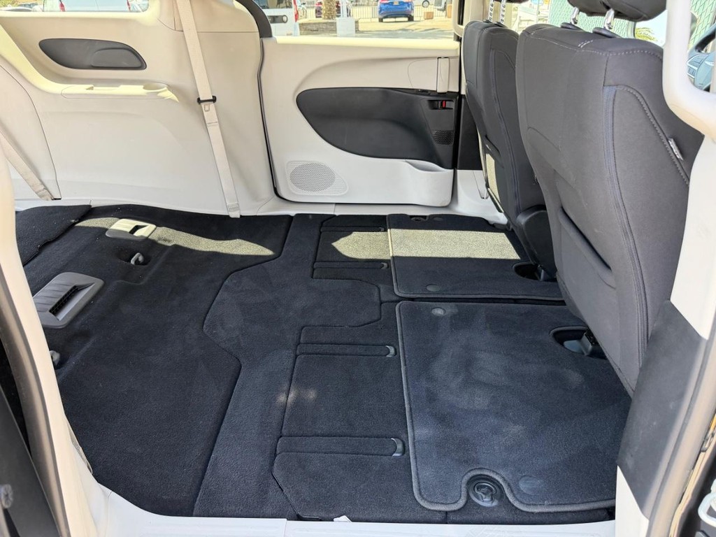 Chrysler Voyager Vehicle Full-screen Gallery Image 51