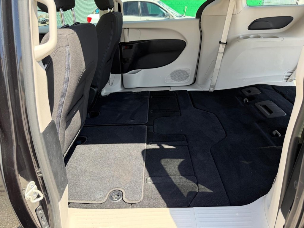 Chrysler Voyager Vehicle Full-screen Gallery Image 52