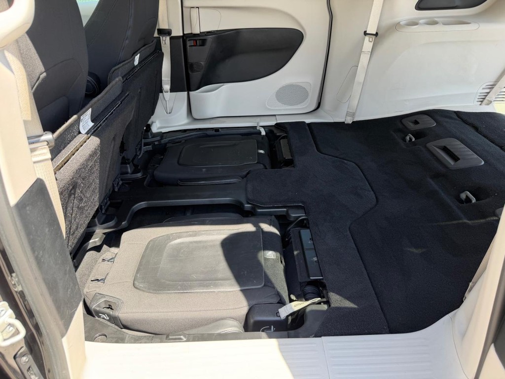 Chrysler Voyager Vehicle Full-screen Gallery Image 53