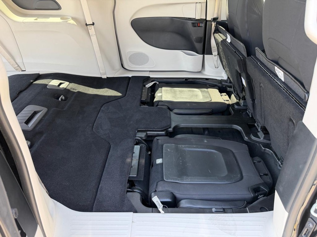 Chrysler Voyager Vehicle Full-screen Gallery Image 54