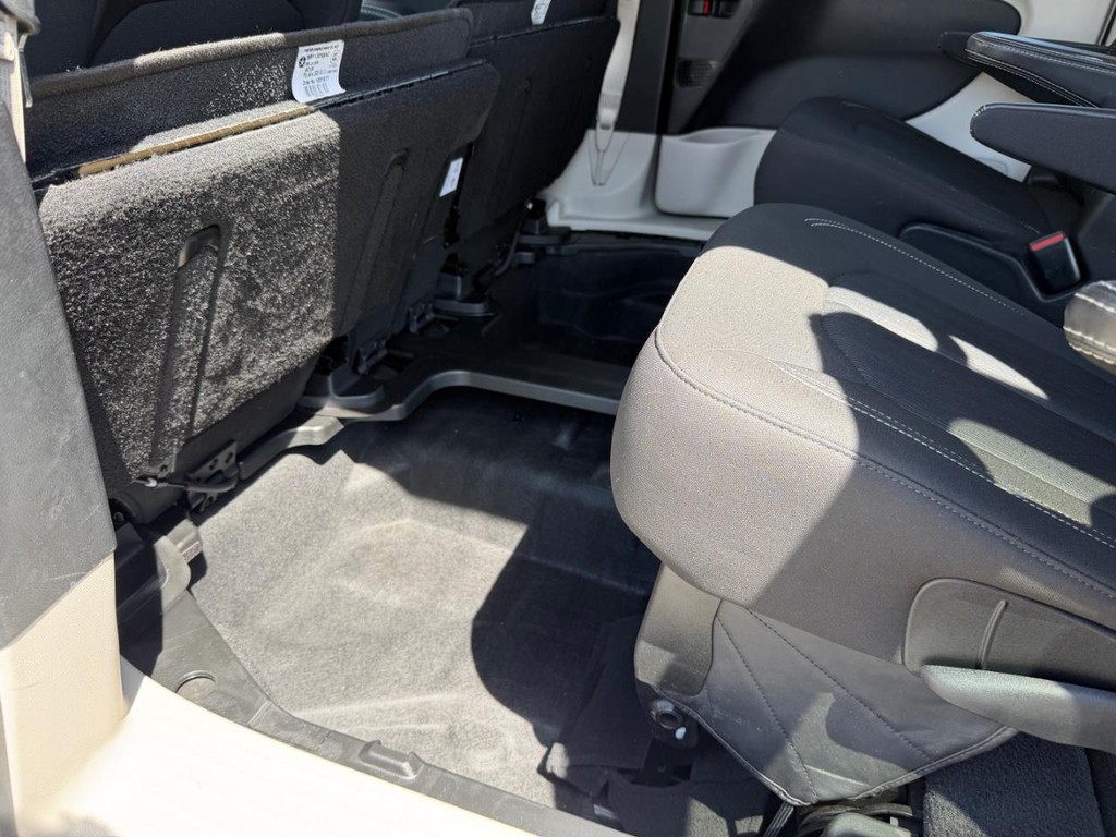 Chrysler Voyager Vehicle Full-screen Gallery Image 55