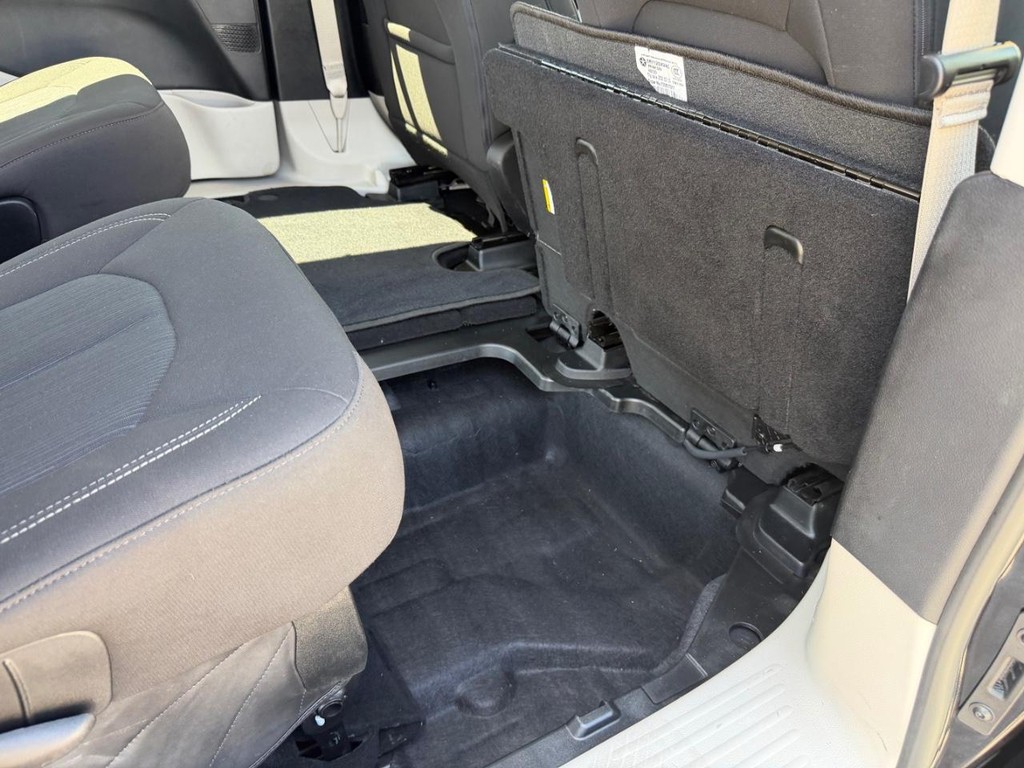 Chrysler Voyager Vehicle Full-screen Gallery Image 56