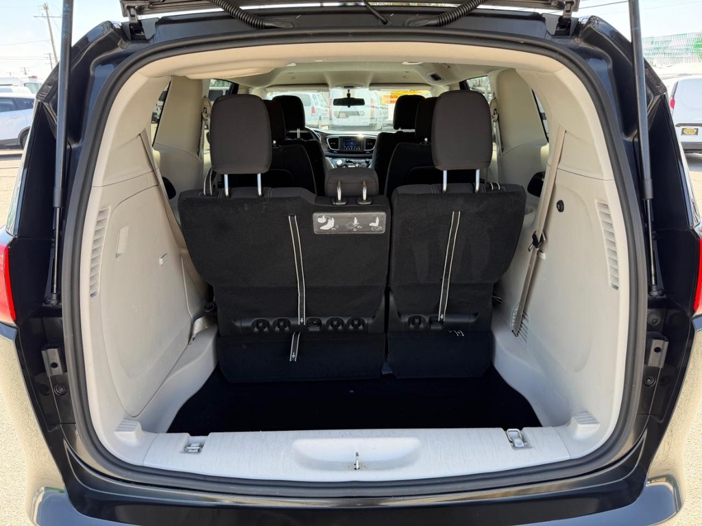 Chrysler Voyager Vehicle Full-screen Gallery Image 57