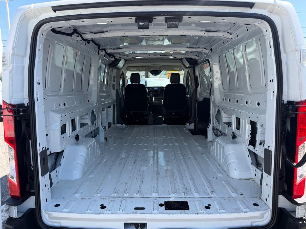 Ford Transit 150 Vehicle Full-screen Gallery Image 16