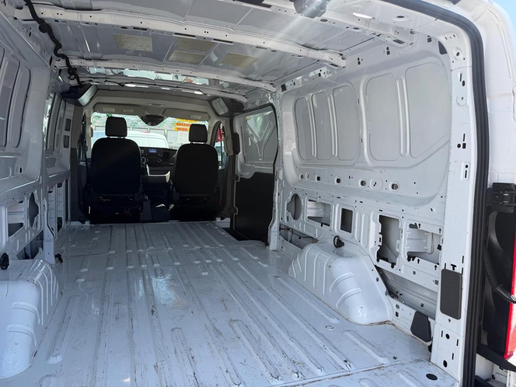 Ford Transit 150 Vehicle Full-screen Gallery Image 18