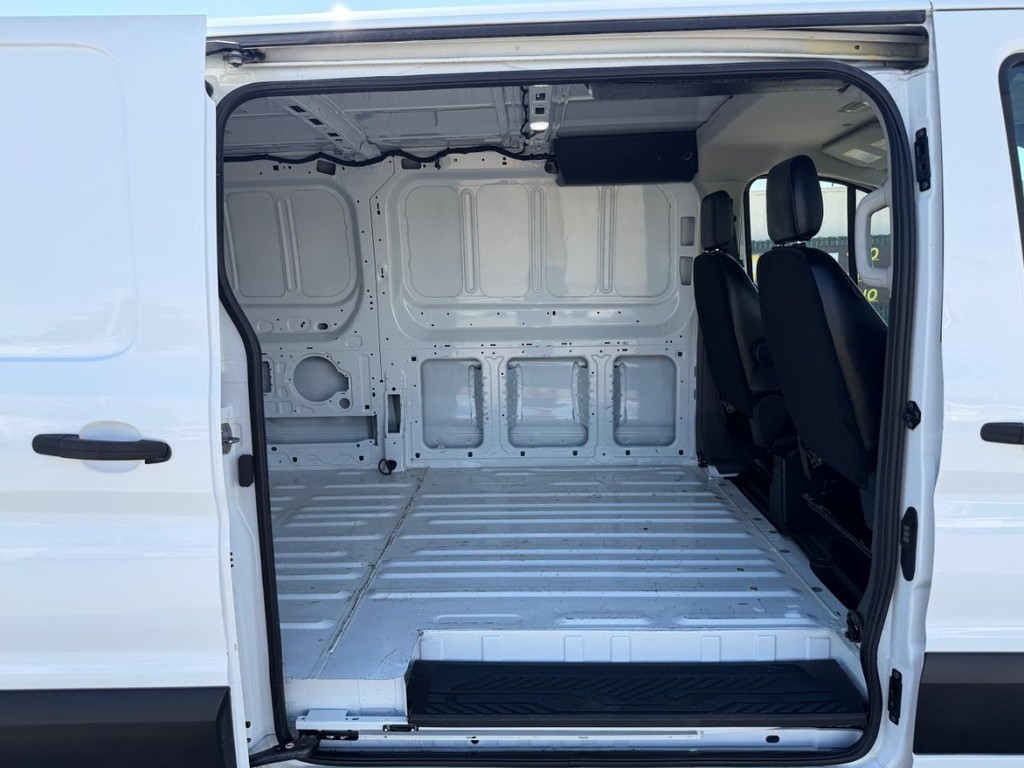 Ford Transit 150 Vehicle Full-screen Gallery Image 19
