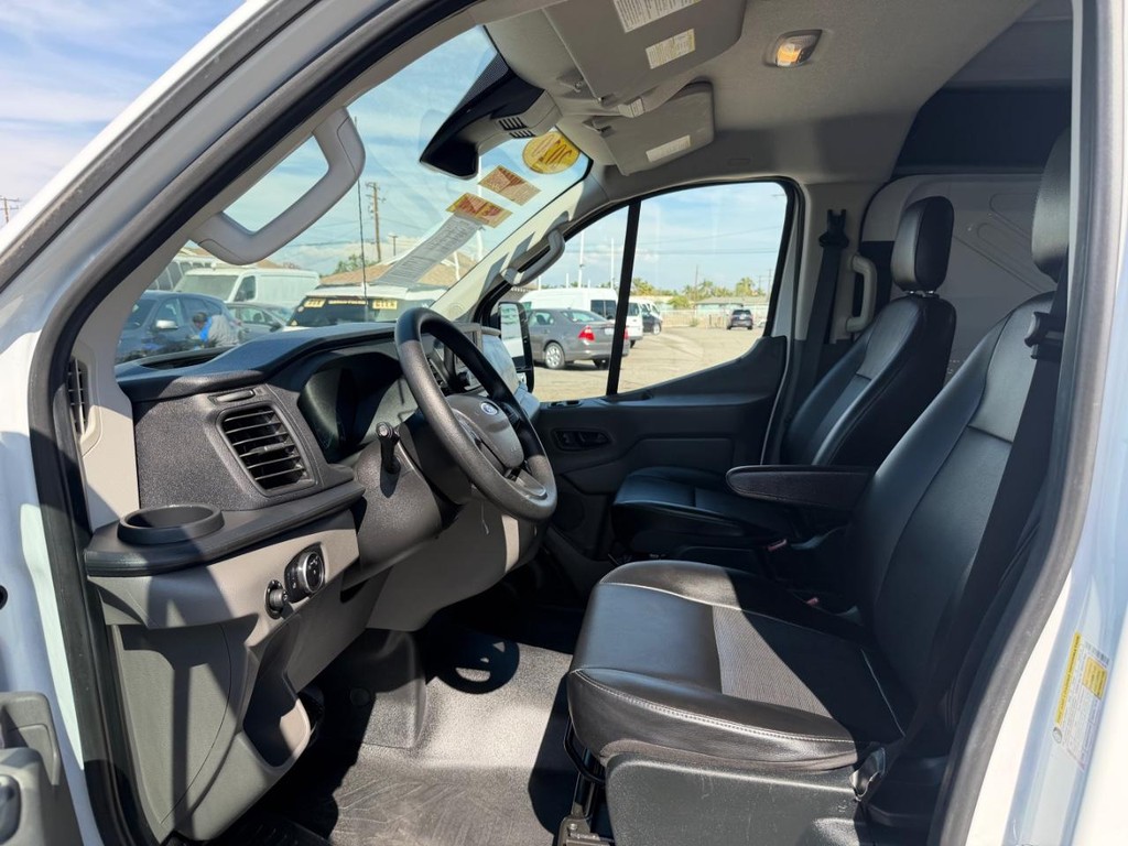Ford Transit 150 Vehicle Full-screen Gallery Image 23