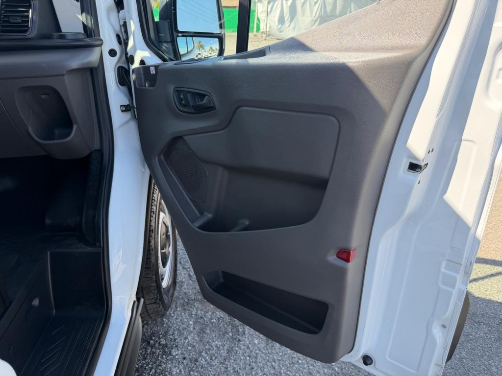 Ford Transit 150 Vehicle Full-screen Gallery Image 25