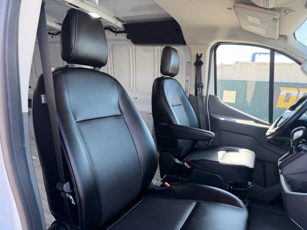 Ford Transit 150 Vehicle Full-screen Gallery Image 28