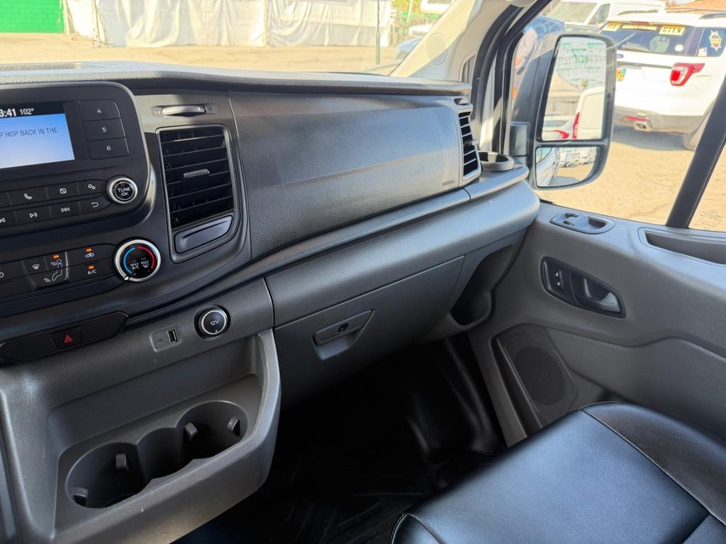 Ford Transit 150 Vehicle Full-screen Gallery Image 32