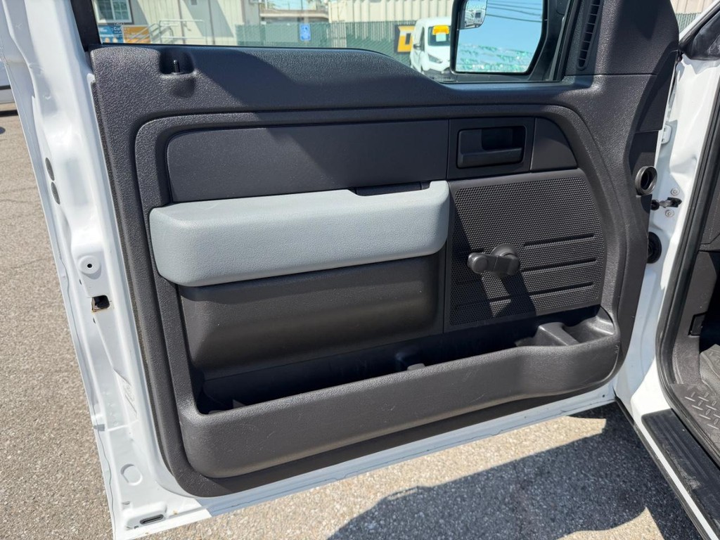 Ford F-150 Vehicle Full-screen Gallery Image 15