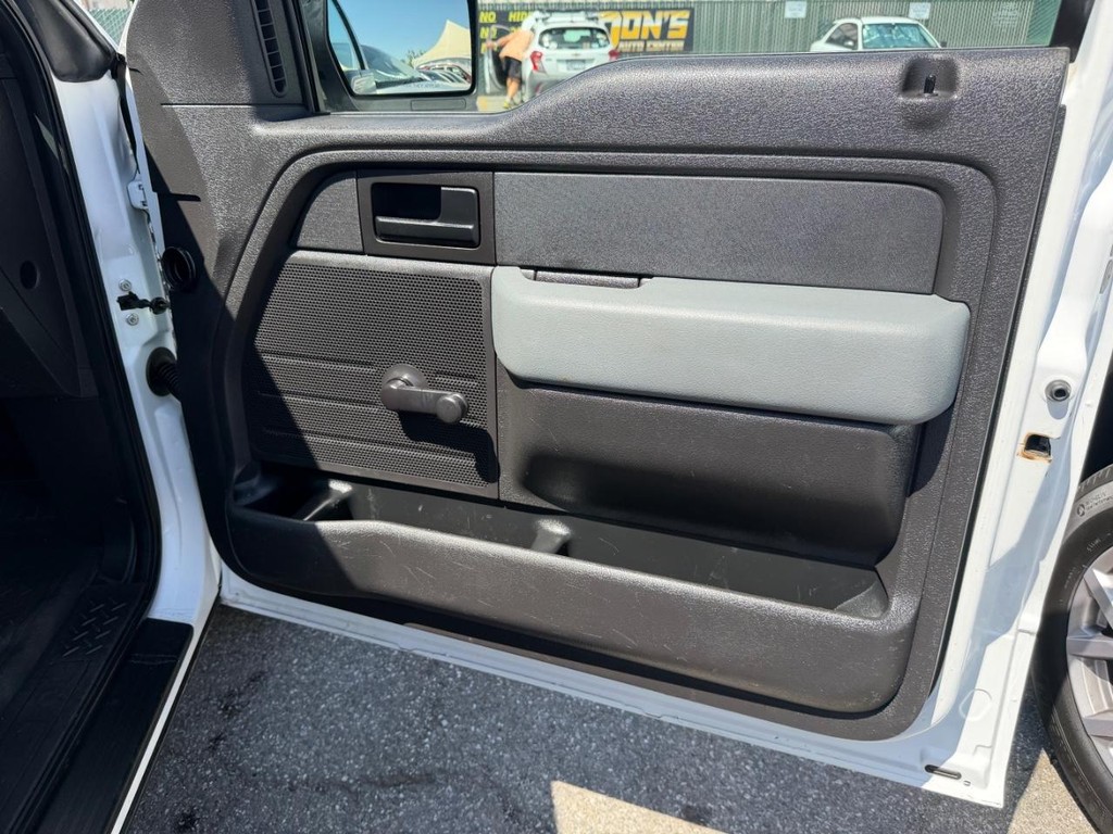 Ford F-150 Vehicle Full-screen Gallery Image 19