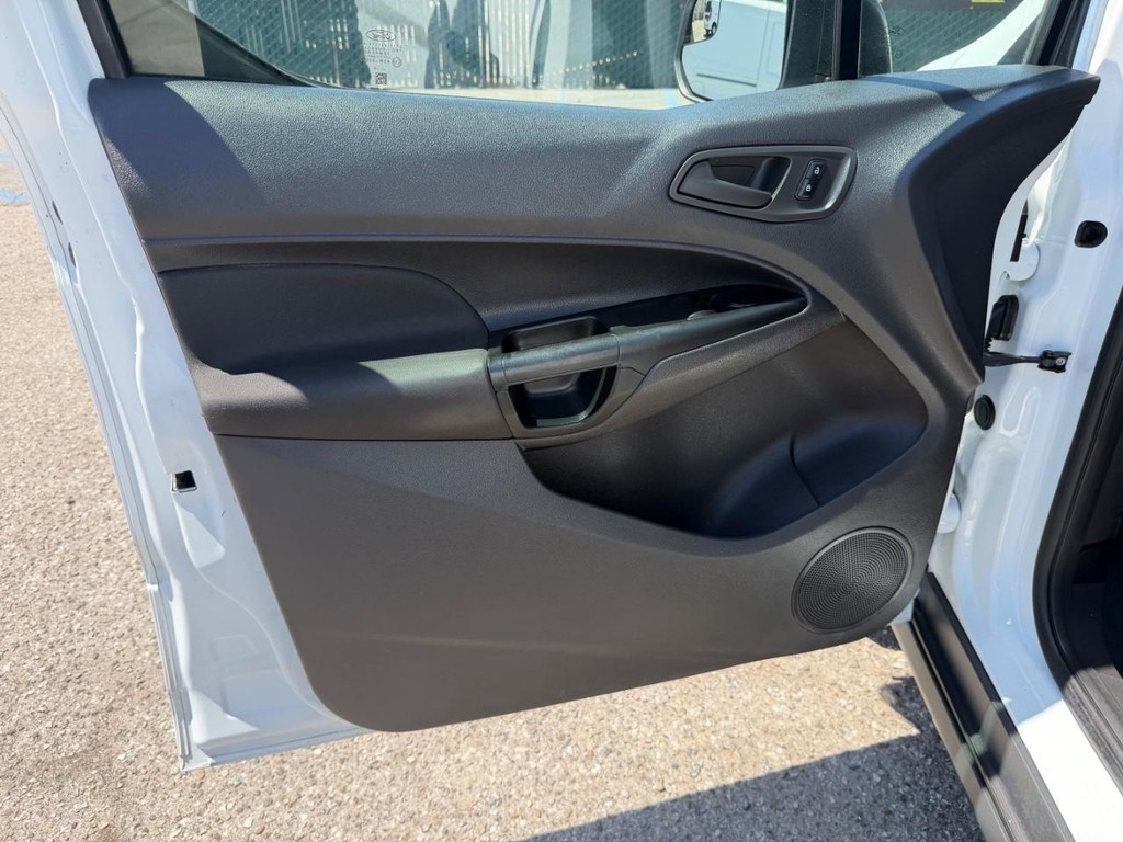Ford Transit Connect Vehicle Full-screen Gallery Image 26