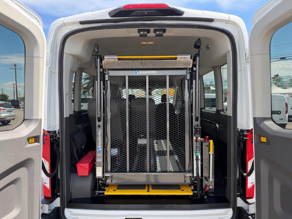 Ford Transit 350 Vehicle Full-screen Gallery Image 09