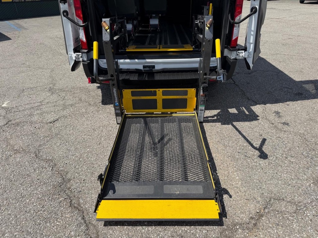 Ford Transit 350 Vehicle Full-screen Gallery Image 11