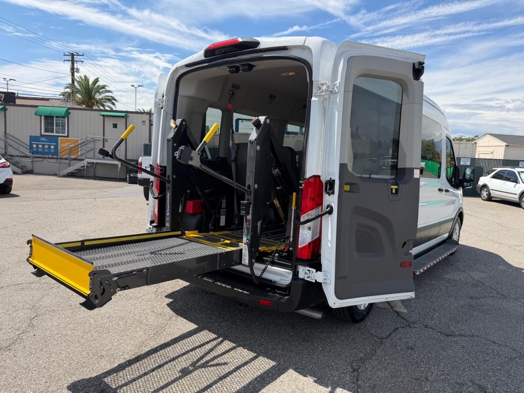Ford Transit 350 Vehicle Full-screen Gallery Image 18