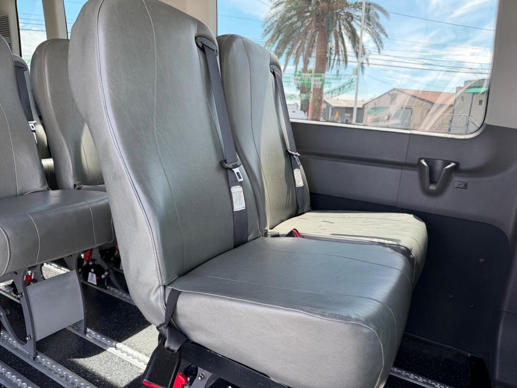 Ford Transit 350 Vehicle Full-screen Gallery Image 22