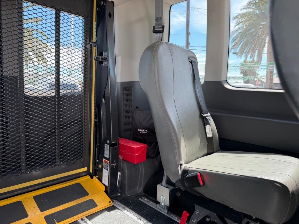 Ford Transit 350 Vehicle Full-screen Gallery Image 24